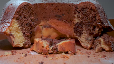 Traditioneller-Marmorkuchen-Auf-Holzplatte,-Wonam-Schneidet-Einen-Kuchen-Auf,-Schneidet-Kuchen-Mit-Messer