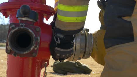 Feuerwehrmann-Befestigt-Zur-Brandbekämpfung-Einen-Feuerlöschschlauch-An-Einem-Hydranten