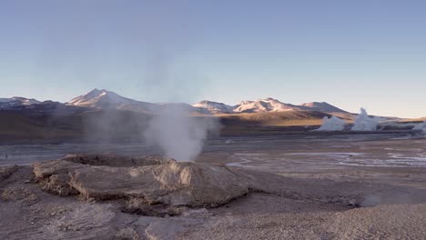El-Tatio-geyser-steaming-in-the-Atacama-desert-in-Chile,-South-America