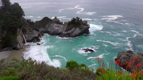McWay-Falls,-the-California-Pacific-Coast-Highway-in-early-spring
