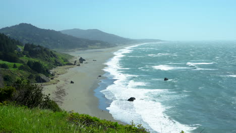 Surf-rolling-ashore-at-the-Southern-Oregon-coast-near-Gold-Beach