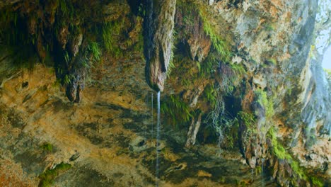 Wasser-Tropft-Aus-Einem-Stalaktiten-In-Einer-Grotte