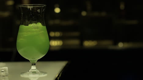 Geben-Sie-Einige-Eiswürfel-In-Ein-Glas-Grüne-Margarita
