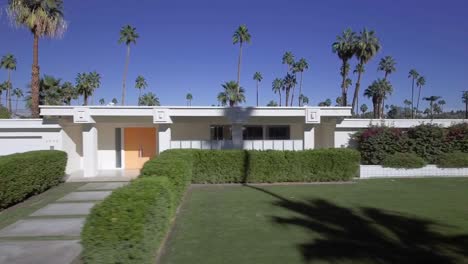 Luftaufnahme-Der-Vorderseite-Des-Modernen-Hauses-In-Palm-Springs