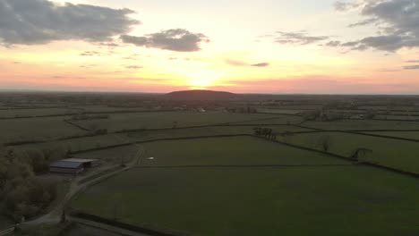 Drohnenaufnahme-Eines-Sonnenuntergangs-über-Der-Irischen-Landschaft