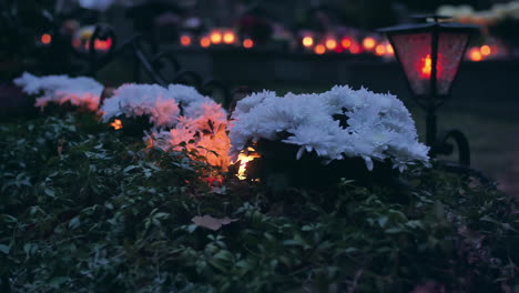 White-flowers-and-burning-candles-in-a-cemetery
