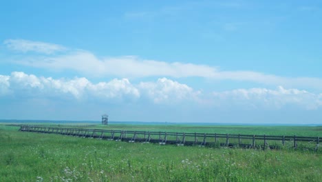 Zeitraffer-Schöner-Weißer,-Sich-Schnell-Bewegender-Wolken-Und-Himmel-An-Einem-Sonnigen-Tag-Am-Vogelbeobachtungsturm-Am-Liepaja-See,-Weitwinkelaufnahme