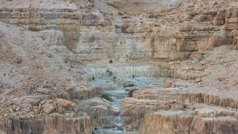 Judah-desert-cliffs,-powerful-shot,-drone-fly-up
