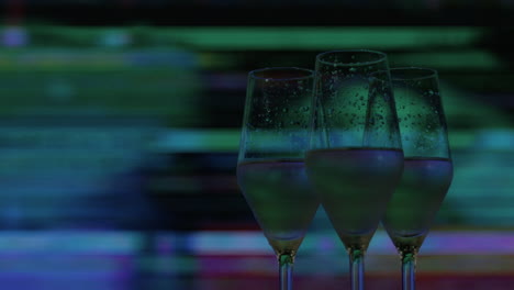 Glas-Champagner-Mit-Stilvollem-LED-Hintergrund