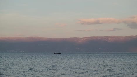 Fischerboot-Auf-Dem-Ohridsee-In-Der-Nähe-Von-Albanien-Und-Mazedonien-Bei-Sonnenuntergang