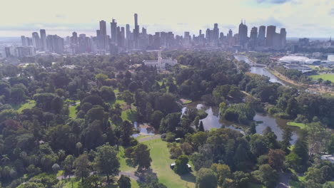 Umlaufende-Luftaufnahmen-Vom-Botanischen-Garten-Zum-Melbourne-Park-Und-Der-Skyline