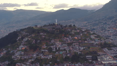 Panecillo-Innenstadt-Nachmittag-Quito-Stadt-Reisen-Luftaufnahme
