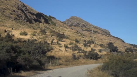 Vista-Desde-El-Parabrisas-Conduciendo-Por-Una-Carretera-De-Montaña