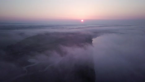 Vista-Aérea-De-4k-Del-Amanecer-Sobre-Las-Nubes-En-El-Parque-Paisajístico-En-Polonia