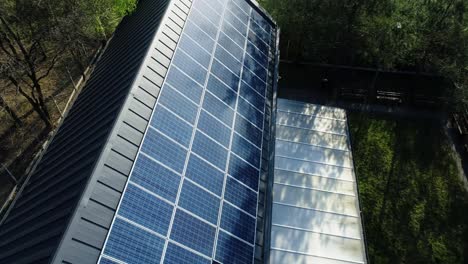 Aufschlussreiche-Nachbarschaft-Eines-Modernen-Hauses-Mit-Sonnenkollektoren