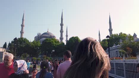 Video-De-Hiperlapso:-Personas-No-Identificadas-Caminan-Y-Exploran-La-Mezquita-Azul-O-La-Mezquita-Del-Sultán-Ahmet,-Un-Punto-De-Referencia-Popular-En-Estambul,-Turquía
