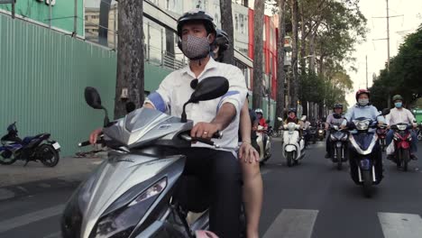 Zeitlupenaufnahme-Eines-Männlichen-Motorradfahrers-In-Ho-Chi-Minh-Stadt,-Vietnam,-Auf-Einer-Stark-Befahrenen-Straße