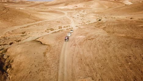 Un-Grupo-De-Viajeros-Atravesando-El-Desierto
