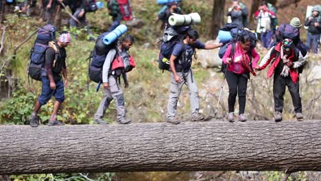 Himalaya-Bergsteiger-Auf-Dem-Weg-Zum-Wanderweg