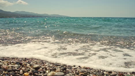 Relajantes-Olas-En-El-Mar,-Playa-De-Kalamata,-Grecia-Tiro-Establecido-De-60-Fps