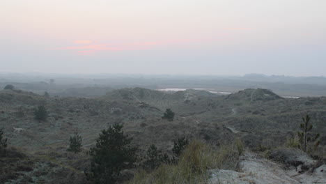 Hintergrund-Des-Sonnenuntergangs-Oder-Sonnenaufgangs-über-Wilden-Hügeln-In-Der-Dämmerung-Oder-Im-Morgengrauen
