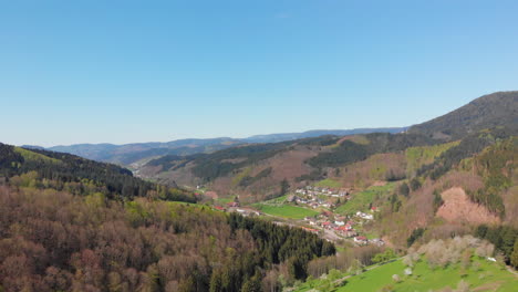 Luftpodest-Eines-Kleinen-Dorfes-In-Einem-Tal,-Umgeben-Vom-Schwarzwald,-Deutschland
