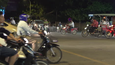 Phnom-Penh-traffic-at-night