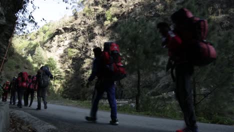 Nim-auszubildende-Auf-Dem-Weg-Zum-Trail,-Durch-Himalaya-straßen
