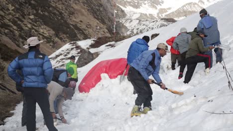 Montañeros-Del-Himalaya-Cortando-Y-Quitando-La-Nieve-De-Una-Montaña-En-El-Alto-Himalaya