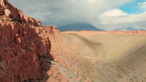 Luftaufnahme,-In-Der-Nähe-Der-Wände-Einer-Schlucht-In-Der-Nähe-Von-San-Pedro-De-Atacama-In-Der-Atacama-Wüste,-Nordchile,-Südamerika