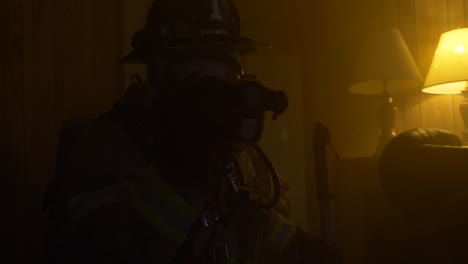 Feuerwehrmann-Verwendet-Eine-Infrarot-Wärmebildkamera,-Die-Die-Körperwärme-In-Einem-Verrauchten-Haus-Auf-Der-Suche-Nach-Personen-Erfasst