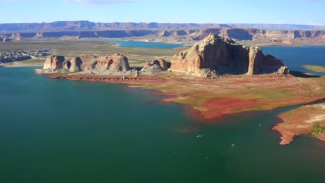 Aerial-drone-footage-of-summer-in-Lake-Powell,-Page,-Arizona,-USA