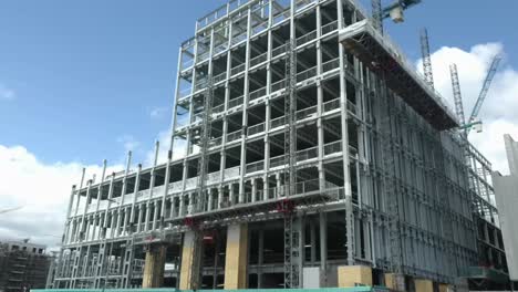 Schwenkaufnahmen-Von-Bauarbeiten-In-Dublin-Oder-Dem-Bau-Eines-Gebäudes-In-Einer-Boomenden-Wirtschaft
