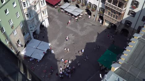 Blick-Von-Der-Spitze-Des-Innsbrucker-Stadtturms-In-Die-Altstadt-Mit-Kreuzenden-Menschen