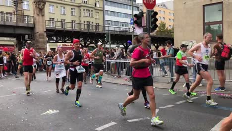 Die-Läufer-Des-Berlin-Marathons-2018-Werden-Entlang-Der-Strecke-Von-Den-Zuschauern-Angefeuert