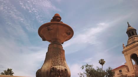 Low-Profile-Aufnahme-Des-Wasserbrunnens-Des-Rathauses-Im-Innenhof-An-Einem-Strahlend-Sonnigen-Tag-In-Pasadena,-Kalifornien
