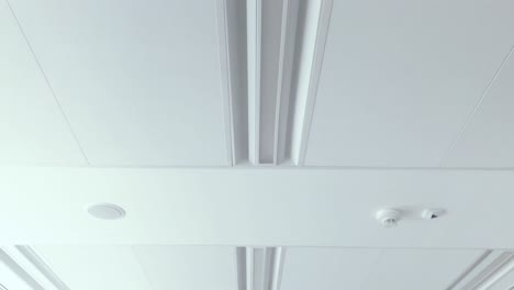 Blick-Auf-Helle-Decke-Mit-Energiesparender-Beleuchtung,-Modernes-Büro-Mit-Weißer-Decke-Und-Schönem-Design