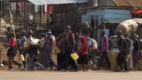 Peregrinos-Católicos-De-Uganda-Llevan-Una-Pancarta-Con-Una-Cruz-Mientras-Caminan-Por-Una-Carretera-Transitada-Y-En-Un-Viaje