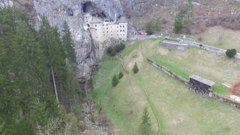 Drohnenaufnahme-Der-Geheimnisvollen-Burg-Predjama,-Erbaut-In-Einer-Höhlenmündung-In-Den-Bergen-Sloweniens