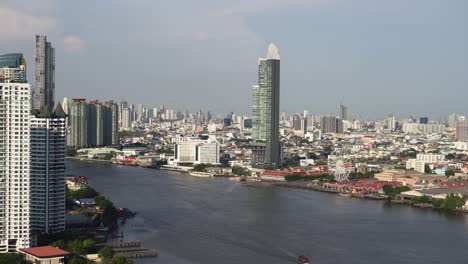 Horizonte-Moderno-De-La-Ciudad-De-Bangkok-Con-Rascacielos-Junto-Al-Río-Chao-Phraya