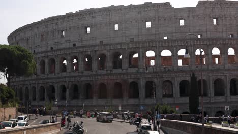 Blick-Auf-Das-Kolosseum,-Das-Amphitheater-Und-Die-überfüllten-Straßen-Von-Rom,-Italien