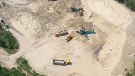Vuelo-De-Drones-Sobre-Una-Excavadora-En-La-Mina-A-Cielo-Abierto