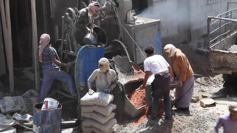 Trabajadores-En-Yemen-Mientras-Construyen-En-áreas-Remotas-En-Ibb