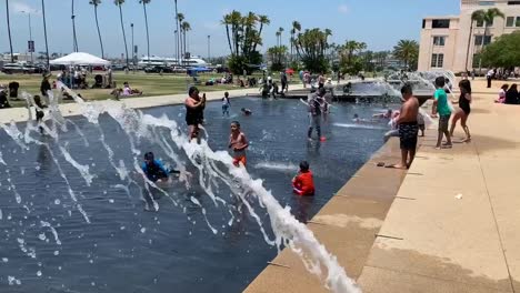 Kinder-Planschen-Und-Amüsieren-Sich-Im-San-Diego-Waterfront-Park