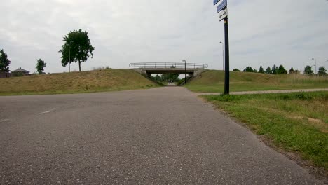 Passage-on-the-bike-path-in-the-park