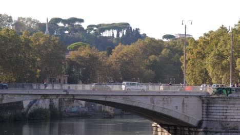 Schwenkaufnahme-Einer-Wunderschönen-Alten-Brücke-In-Der-Stadt-Rom-über-Den-Fluss-Tiber,-Italien