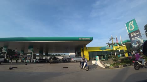 Gasolinera-Petronas-Durante-El-Día-En-Malasia