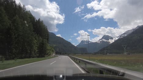 Conducir-Un-Coche-Por-Las-Carreteras-De-Montaña-Austriacas-En-El-Inntal-Hacia-Soelden,-Austria,-Europa