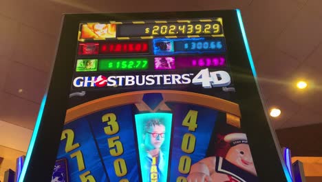 Live-Spiel-Eines-4D-Ghostbusters-Spielautomaten,-Der-Mit-Einer-Interaktiven-Bonusfunktion-Einen-Jackpot-Von-300-$-Knackt