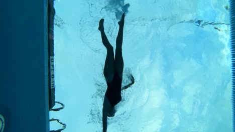 Kreative-Unterwasseraufnahme-Eines-Schwimmers,-Der-In-Den-Bahnen-Eines-Schwimmbades-Schwimmt